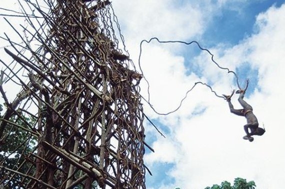 بالصور: إذلال وأكثر.. طقوس غريبة ستفاجئكم