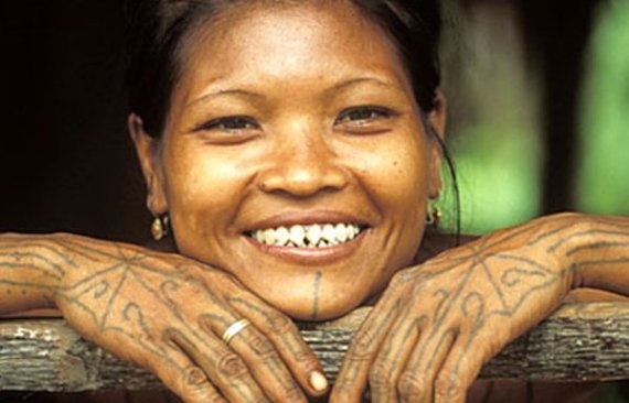 بالصور: إذلال وأكثر.. طقوس غريبة ستفاجئكم