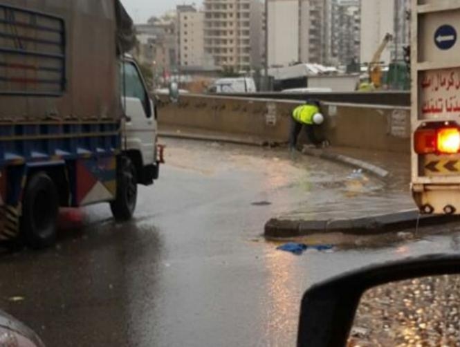 بالصورة: قوى الامن تعالج مشكلة تجمّع المياه