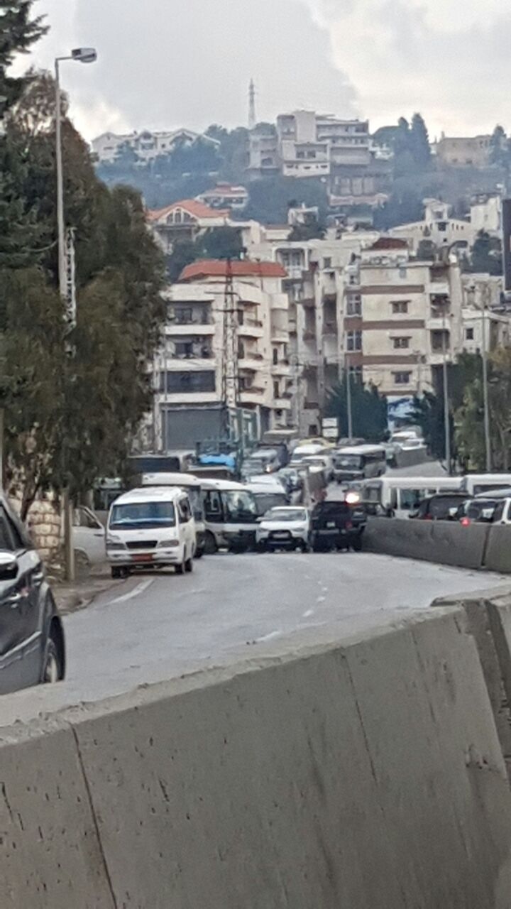 بالصورة: إشكال وقطع الطريق في عاليه