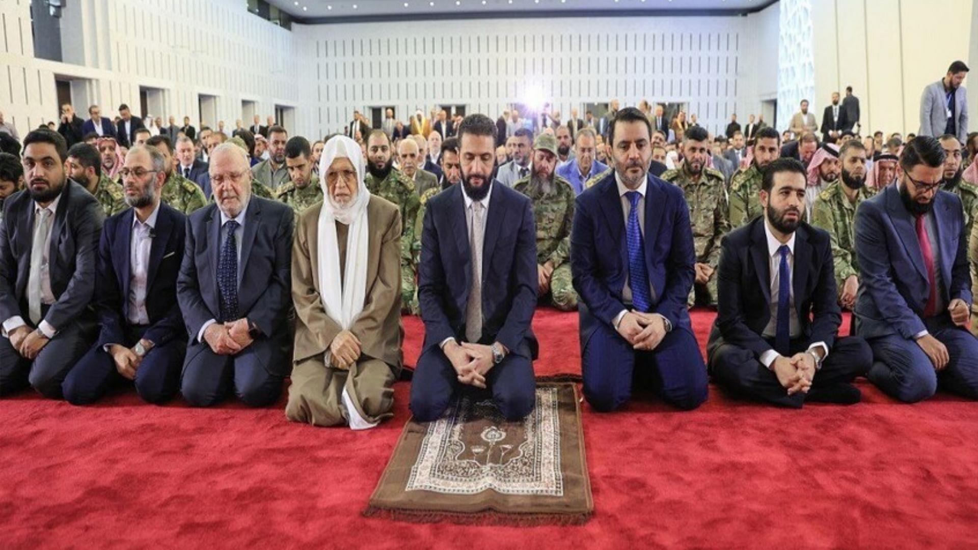 جدل بسبب سجادة الشرع خلال صلاة العيد