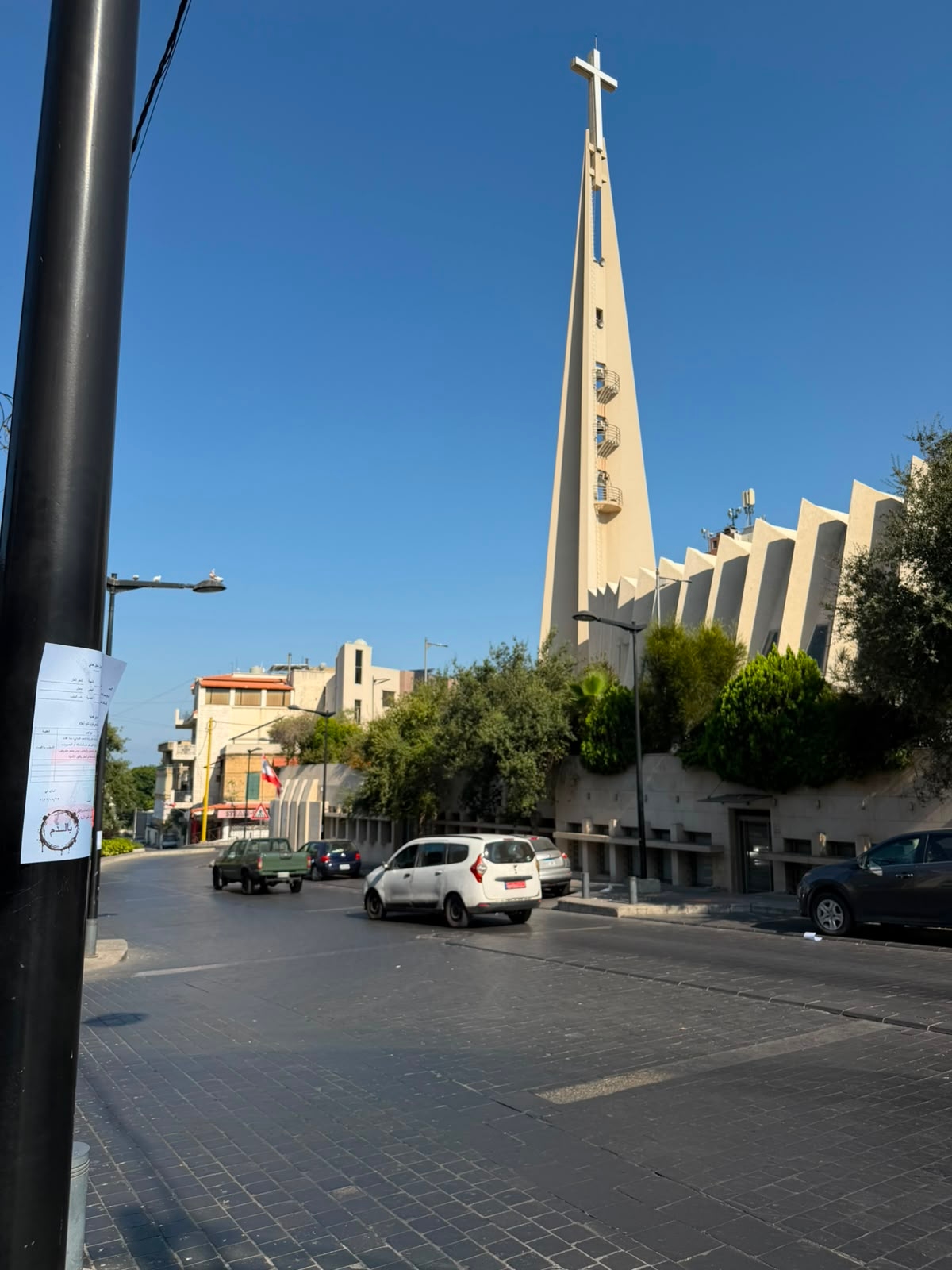 بالصور: مناشير احتجاجية... ما علاقة "التيار"؟