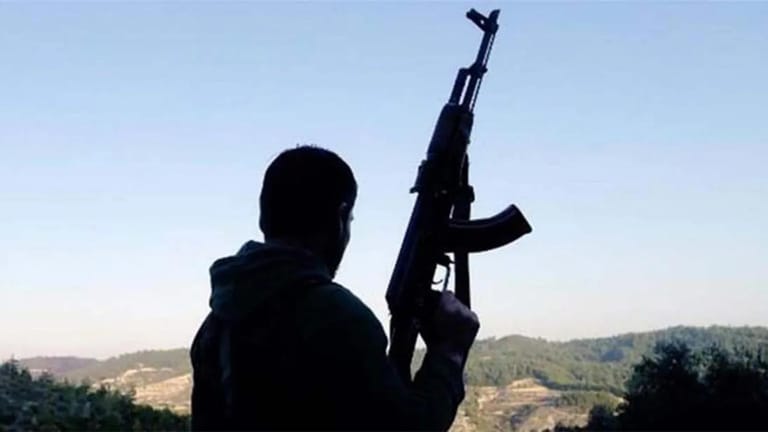 لبنان يبتعد عن سياسة المحاور... ومشكلة السلاح نحو التسوية