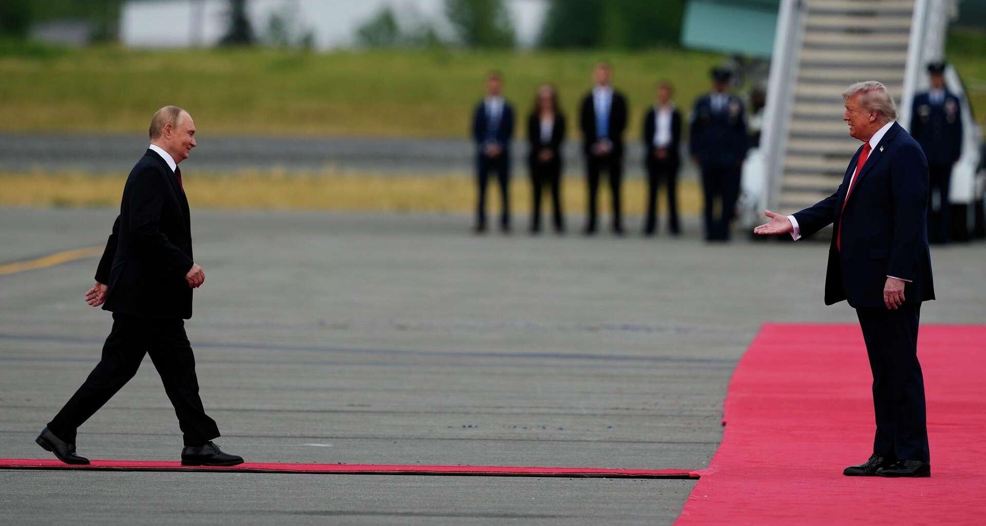 ماذا قال ترامب لبوتين على السجادة الحمراء؟