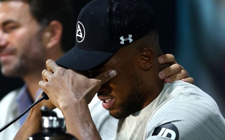 'Upset' Joshua Fights Back Tears after Usyk Defeat