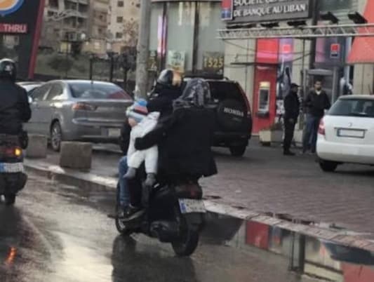 بالصورة: طفل بين الموت والحياة على الطريق في لبنان