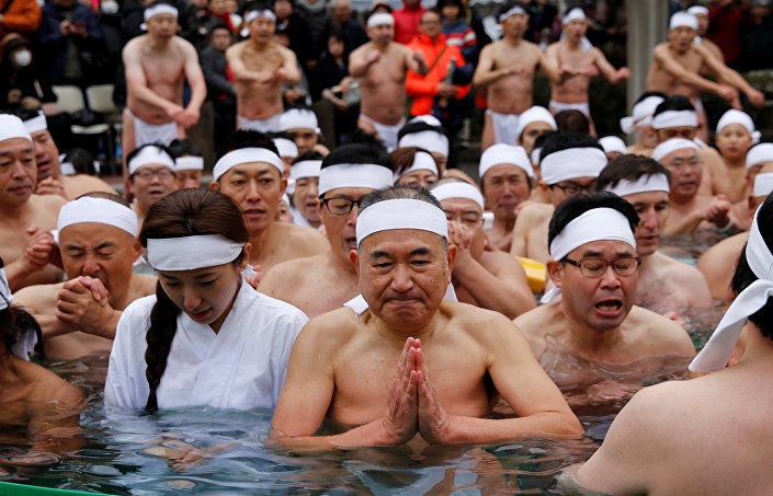 بالصور: يستيقظون باكرا للاحتفال عراة في الشوارع