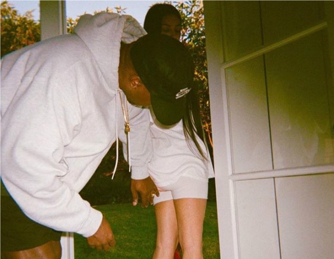  بالصورة: مؤخرة كيم تشغله أيضاً!