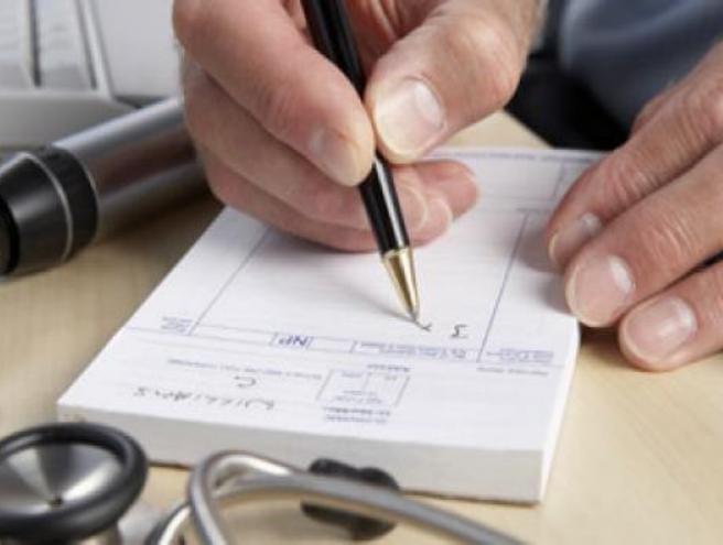 لماذا خطّ الأطبّاء رديء؟ ومتى يصبح خطراً؟