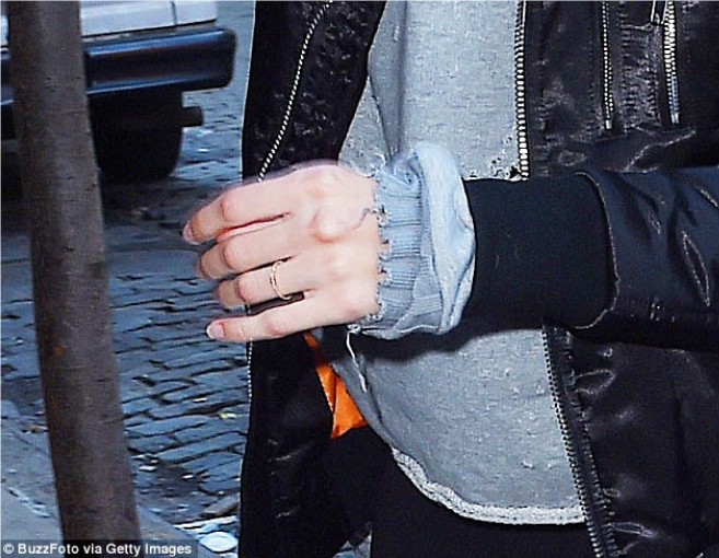 بالصورة: خاتم زواج جيجي حديد يثير البلبلة