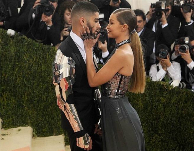 بالصورة: خاتم زواج جيجي حديد يثير البلبلة