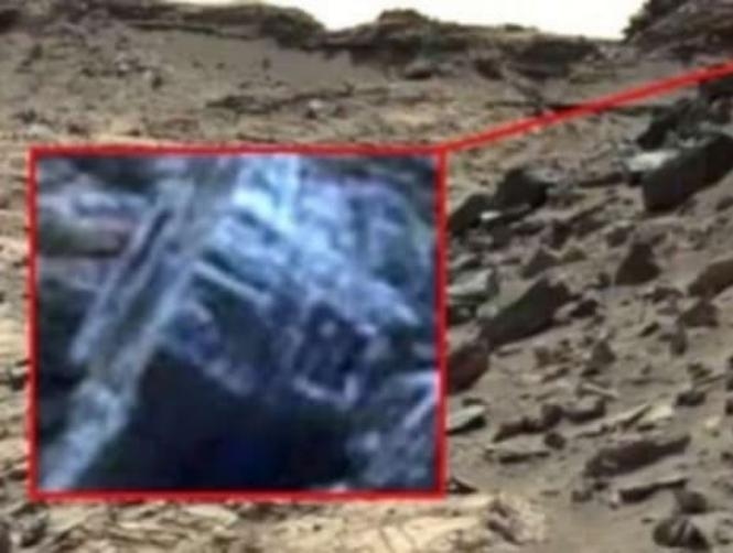 بالصور: كائن فضائي مسلّح على المريخ؟