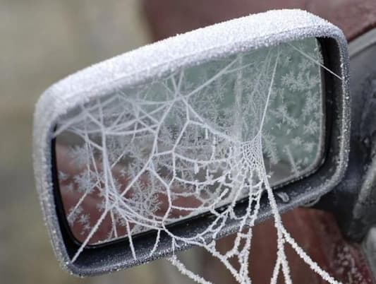 بالصور: جليد يحوّل السيارات إلى تماثيل فنية