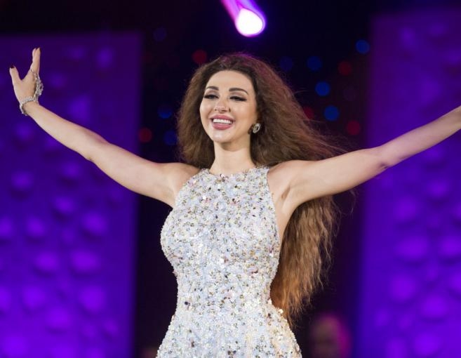 بالصورة: بهذه الطريقة منعت ميريام فارس التصوير في عزاء والدها