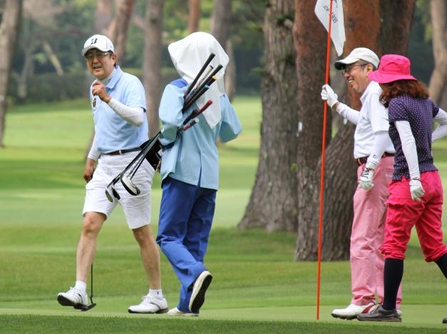 Abe hopes to avoid landing in rough in golf outing with Trump