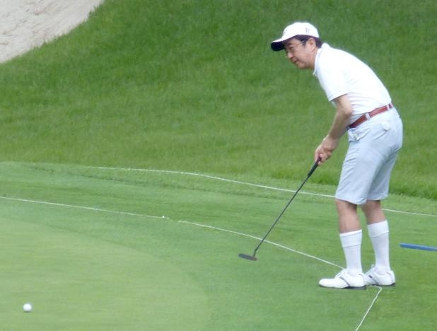 Abe hopes to avoid landing in rough in golf outing with Trump