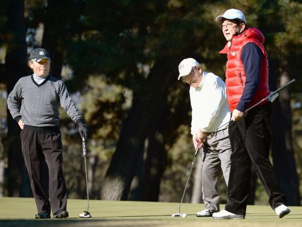 Abe hopes to avoid landing in rough in golf outing with Trump