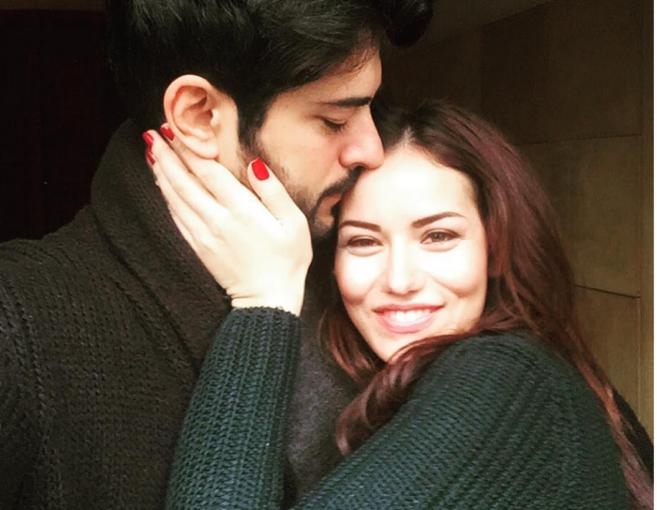 النجم التركي يصفع العارضة من أجل خطيبته