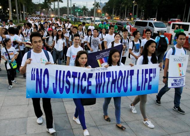 Thousands of Filipino Catholics march against death penalty, war on drugs