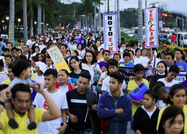Thousands of Filipino Catholics march against death penalty, war on drugs