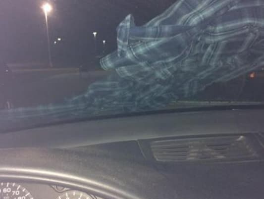 Woman Finds a Shirt Tucked in Her Windscreen, Gives Out Warning