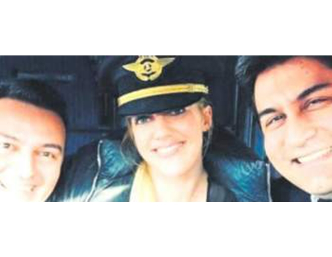 بالصورة: مريم أوزرلي أوقعت قائدَي الطائرة بورطة كبيرة!