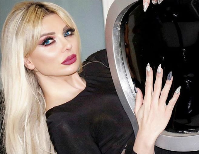 شاب يهب نفسه لكلينك: "أنا كلبك المطيع"