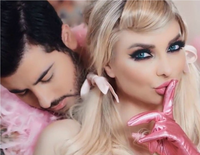 مغني سعودي يدعم كلينك ويهاجم خليفة