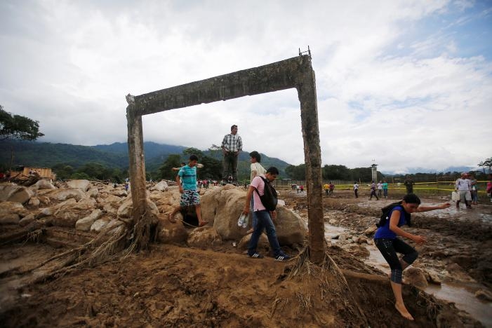 Photos: Rescuers, Locals Dig for Colombia Flood Victims, 254 Die
