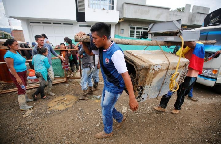 Photos: Rescuers, Locals Dig for Colombia Flood Victims, 254 Die