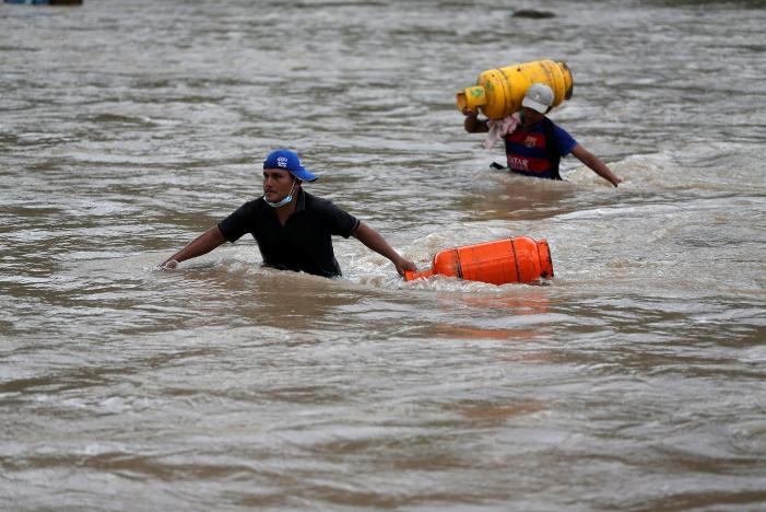 Photos: Rescuers, Locals Dig for Colombia Flood Victims, 254 Die