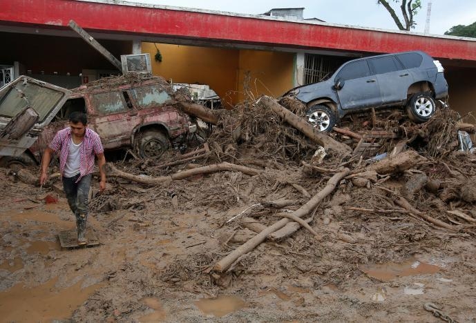 Photos: Rescuers, Locals Dig for Colombia Flood Victims, 254 Die