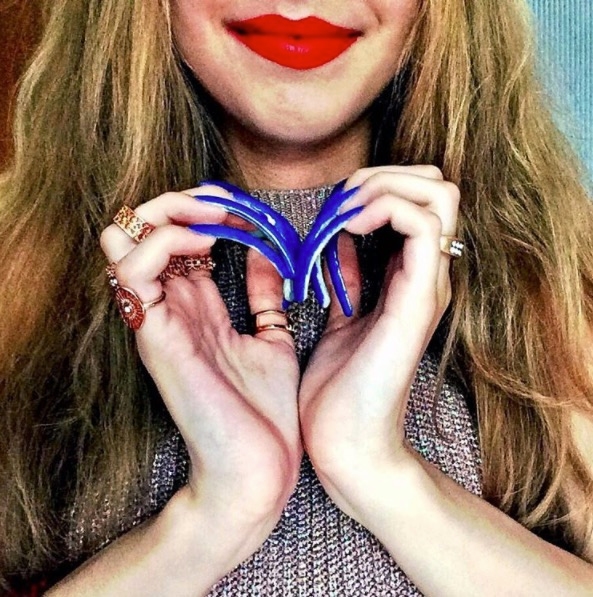 Photos: This Teenager Hasn't Cut Her Nails in 3 Years