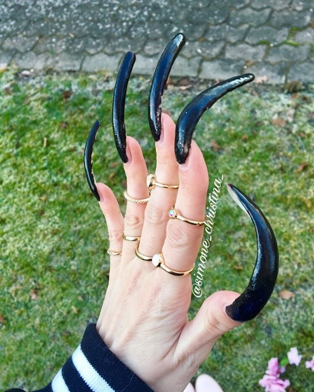 Photos: This Teenager Hasn't Cut Her Nails in 3 Years