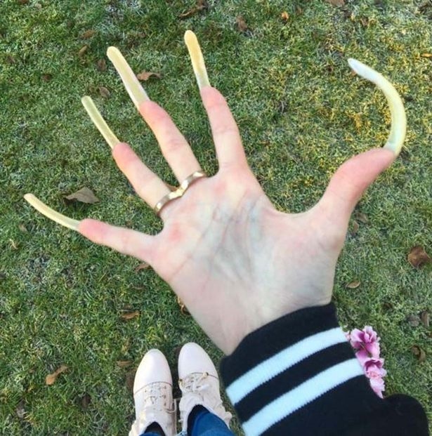 Photos: This Teenager Hasn't Cut Her Nails in 3 Years