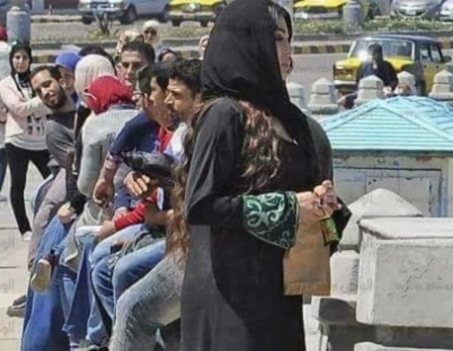 بالصور: هيفاء وهبي تثير أزمة مرور في الشارع