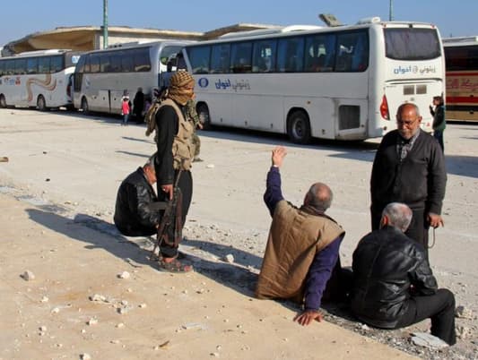 استئناف إجلاء سكان بلدات سورية محاصرة