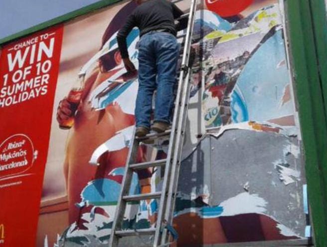 بالصورة: بعد طرابلس... إزالة إعلان في بيروت