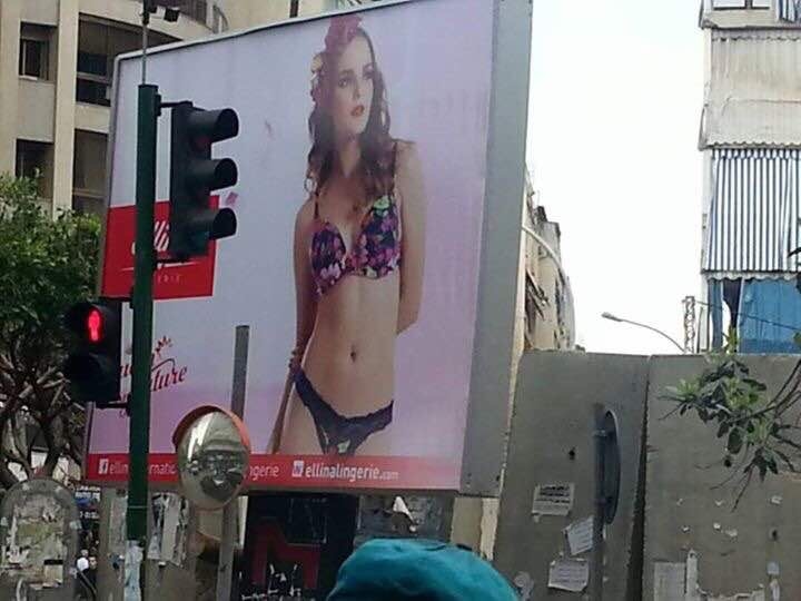 بالصورة: بعد طرابلس... إزالة إعلان في بيروت