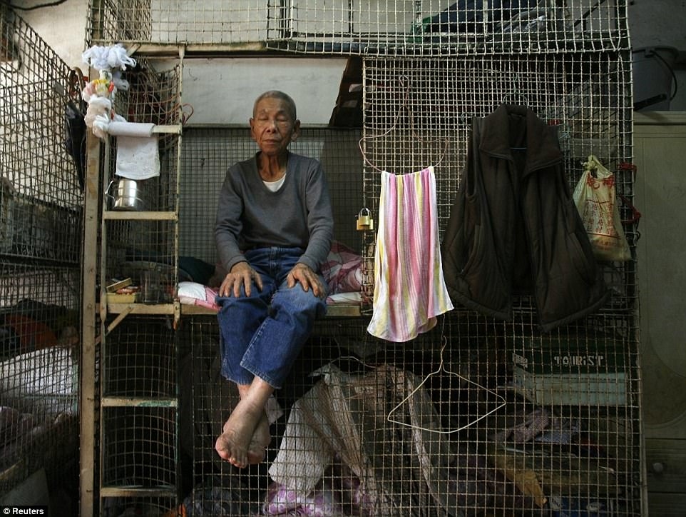 'Coffin Homes' of Hong Kong Revealed in Pictures