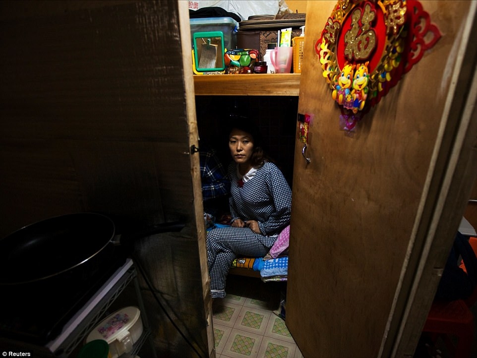 'Coffin Homes' of Hong Kong Revealed in Pictures