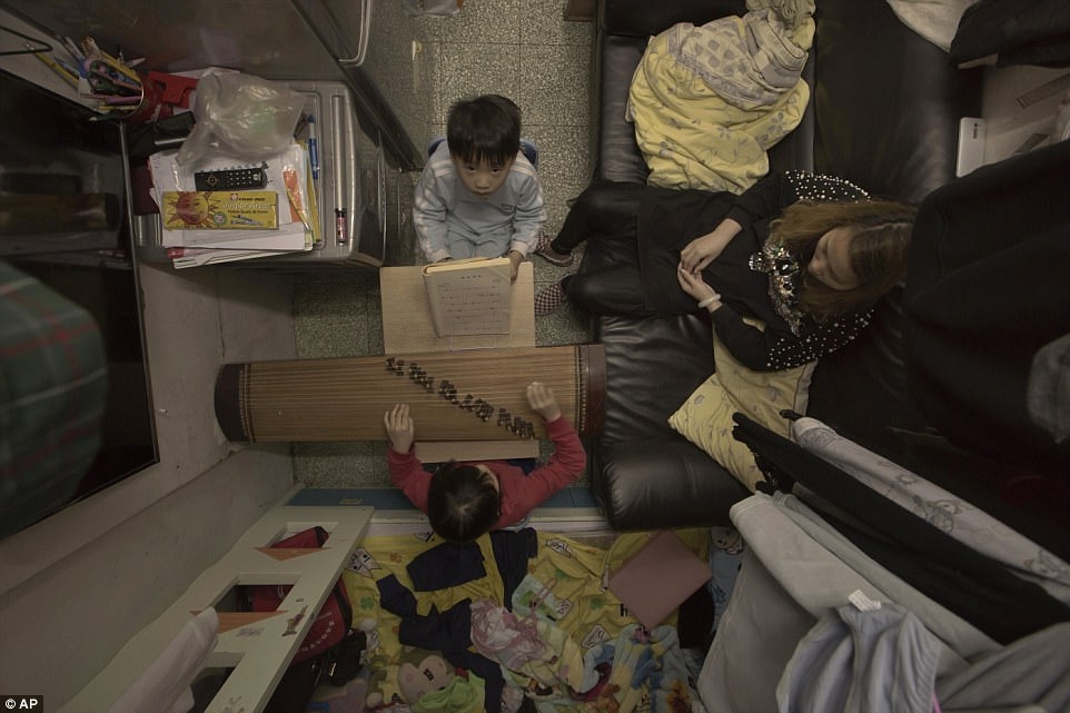 'Coffin Homes' of Hong Kong Revealed in Pictures