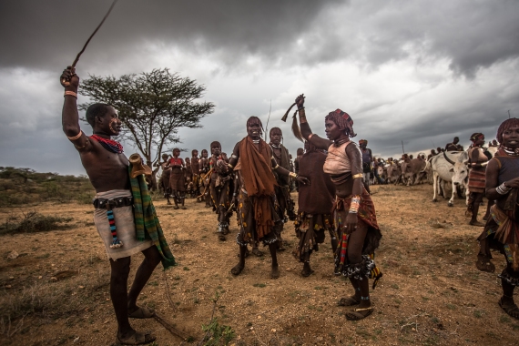 بالصور: تتوسّله لجلدها.. وأكثر