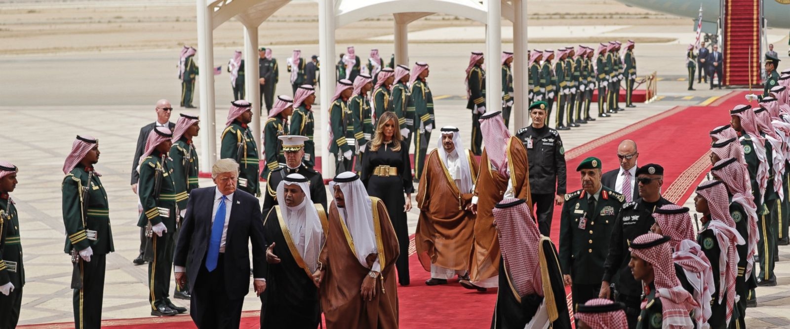 بالصور: ترامب في السعودية... فكيف ظهرت ميلانيا؟