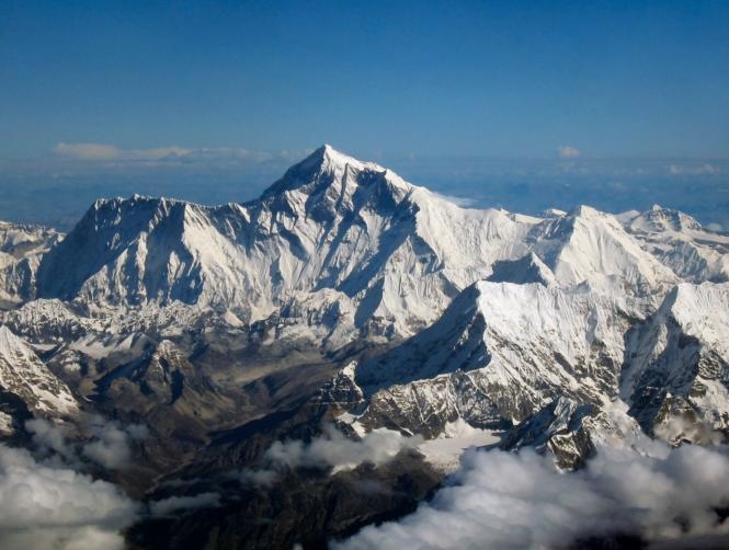American climber dies on Everest, Indian missing
