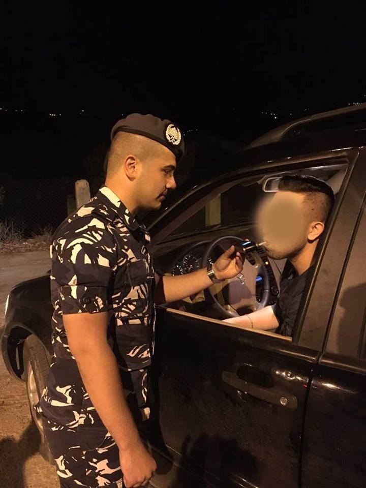 بالصور: حواجز لفحص نسبة الكحول لدى السائقين