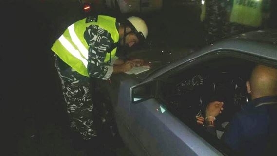 بالصور: حواجز لفحص نسبة الكحول لدى السائقين