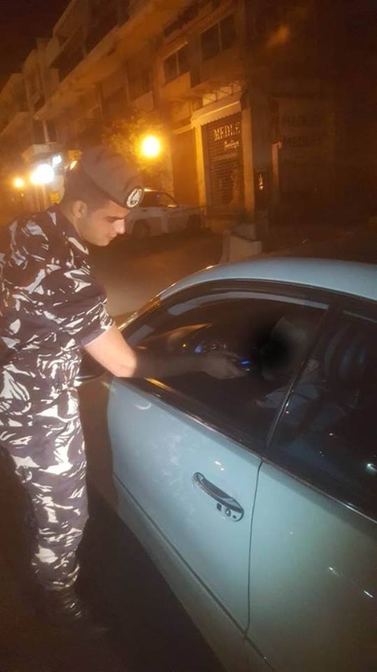 بالصور: حواجز لفحص نسبة الكحول لدى السائقين