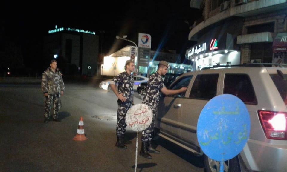 بالصور: حواجز لفحص نسبة الكحول لدى السائقين