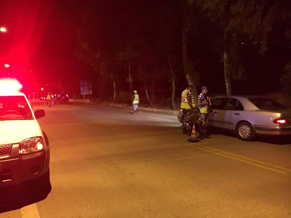 بالصور: حواجز لفحص نسبة الكحول لدى السائقين